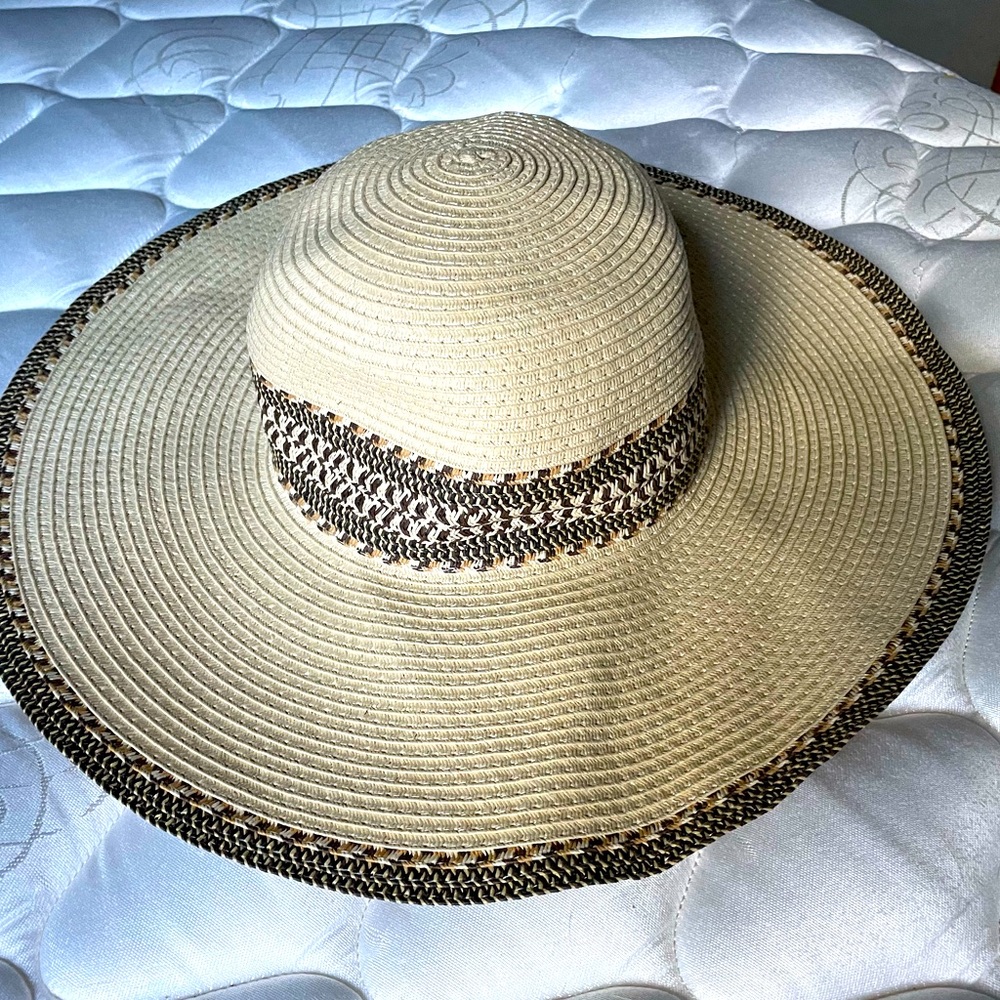 Wide Rim Summer Hat!